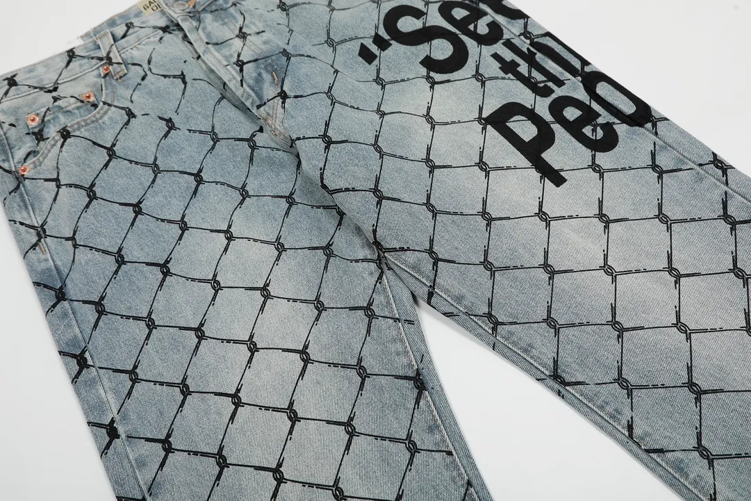 #8114 P240💰 GALLERY DEPT. Barbed wire letter printed denim washed and distressed spliced jeans - Original purchase and pattern making to truly restore the ultimate vintage texture - Original hardware accessories, washed and other elevators, QR code analysis are all purchased from the original factory, high degree of restoration, you are welcome to compare with a certain product~ - Three-dimensional version Loose and comfortable, not picky about the figure, taller and slimmer, factory Seiko, original factory quality control, same style for men and women, can be matched with couples, versatile recommendation Essential jeans for all seasons Color: Blue Size: S-XXL (28-36)